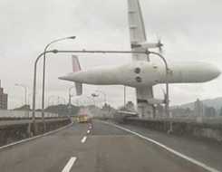 Dashcam filmt Flugzeugabsturz Flug GE235