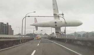 Dashcam filmt Flugzeugabsturz Flug GE235